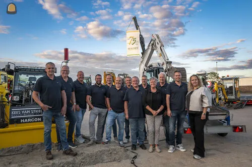 Het team van Kees van Strien B.V. aan het werk in Raamsdonksveer